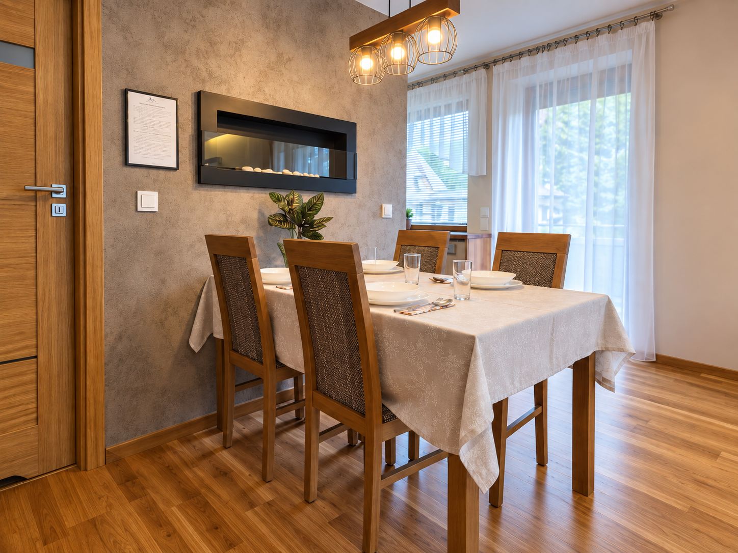 Drewniany stół jadalniany przy oknie w salonie — Suchy Bór, Zakopane