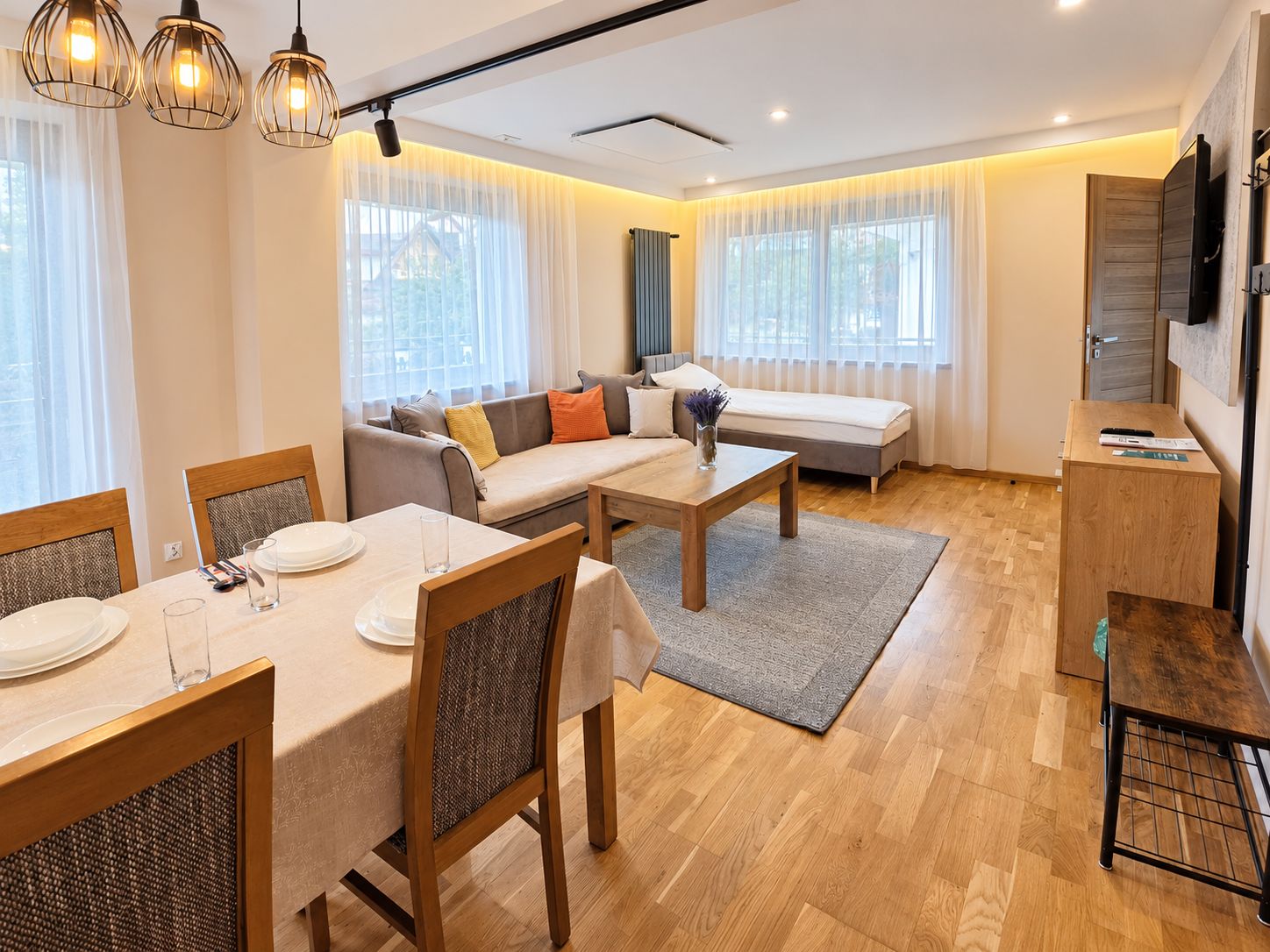 Jasny salon apartamentu Suchy Bór w Zakopanem